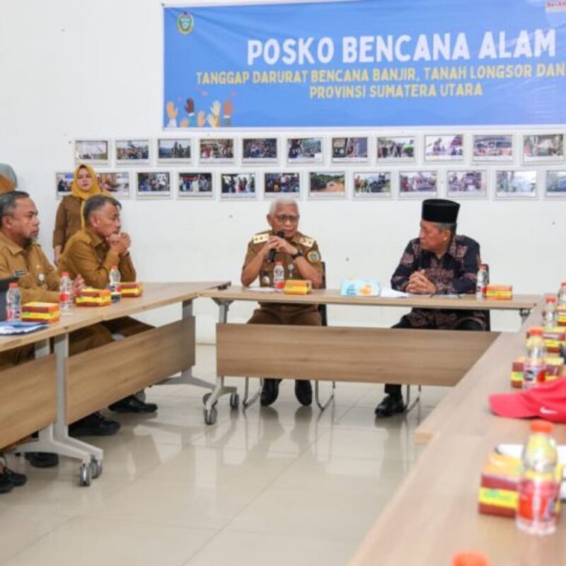 Pemprov Jambi dipimpin langsung Wagub Jambi serahkan bantuan bagi korban bencana di Medan.
