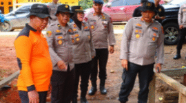 bersama Masyarakat, Polres Tanjabtim perbaiki Jembatan Sido Mukti Demi Keselamatan Warga.