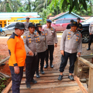 bersama Masyarakat, Polres Tanjabtim perbaiki Jembatan Sido Mukti Demi Keselamatan Warga.