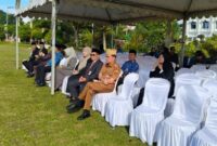 TAmpak Kursi tamu yang diperuntukkan bagi para pejabat Provinsi Jambi pada upacara peringatan Hari Bela Negara ke-77 di lapangan depan Kantor Gubernur Jambi kosong.