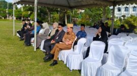 TAmpak Kursi tamu yang diperuntukkan bagi para pejabat Provinsi Jambi pada upacara peringatan Hari Bela Negara ke-77 di lapangan depan Kantor Gubernur Jambi kosong.
