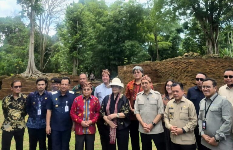 Foto Bersama Gubernur Jambi, Al Haris dengan Menteri Kebudayaan Republik Indonesia, Fadli Zon pada kegiatan peninjauan sejumlah situs penting di Kawasan Cagar Budaya Nasional (KCBN) Muaro Jambi