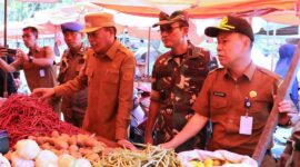 Wawako Sungai Penuh Turun pantau Harga bahan Pangan di Pasar Tanjung Bajure.