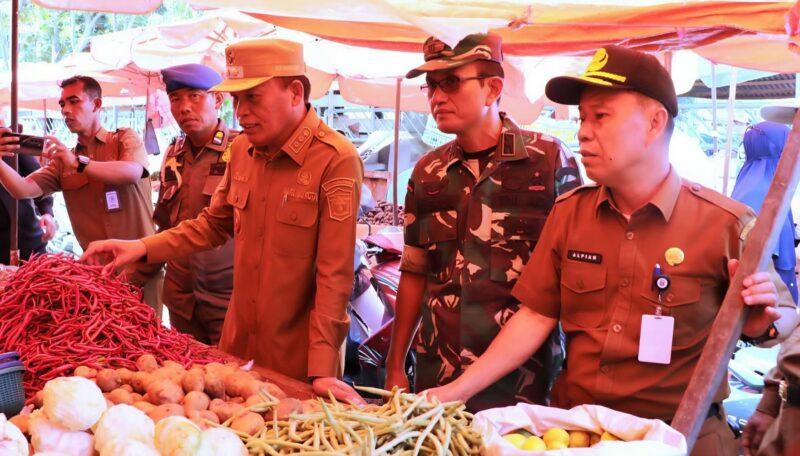 Wawako Sungai Penuh Turun pantau Harga bahan Pangan di Pasar Tanjung Bajure.