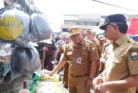 Wakil Bupati Muaro Jambi beserta sejumlah OPD saat sidak pasar Sengeti.