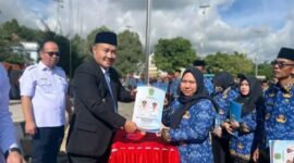 Walikota Sungai Penuh, Alfin saat serahkan secara Simbolis SK PPPK.