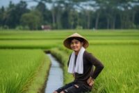 Ilustrasi foto Prompt foto dilahan sawah di pedesaan