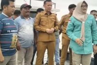 Bupati Tanjabtim Saat menyerahkan Bantuan Kapal kepada Masyrakat