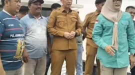 Bupati Tanjabtim Saat menyerahkan Bantuan Kapal kepada Masyrakat
