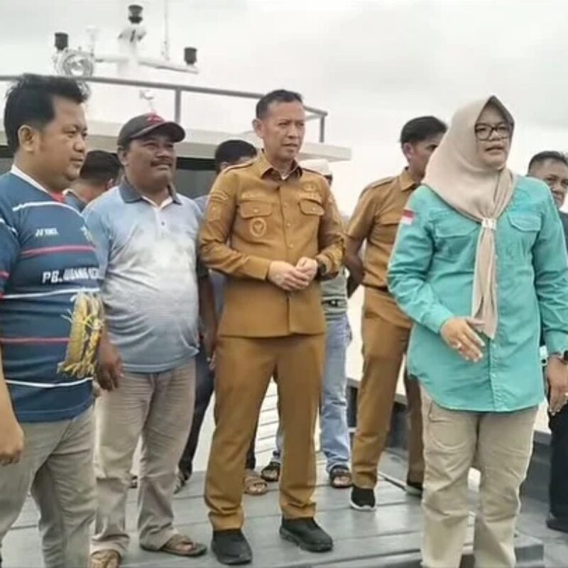 Bupati Tanjabtim Saat menyerahkan Bantuan Kapal kepada Masyrakat