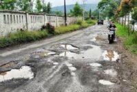 Foto : Kondisi Jalan Aspal rusak waktu Musim Hujan