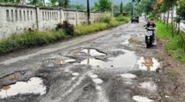 Foto : Kondisi Jalan Aspal rusak waktu Musim Hujan