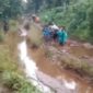 Tampak sejumlah warga menandu jenazah lewati jalan renah pemetik, kini video tersebut viral di medsos