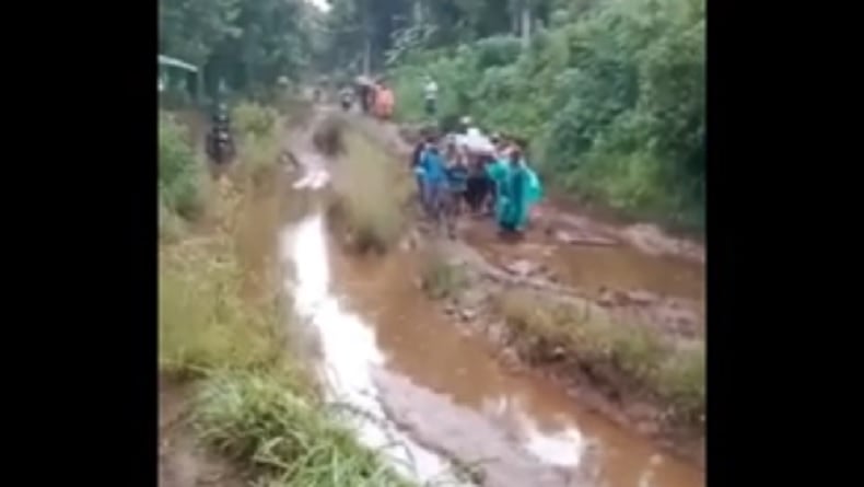 Tampak sejumlah warga menandu jenazah lewati jalan renah pemetik, kini video tersebut viral di medsos