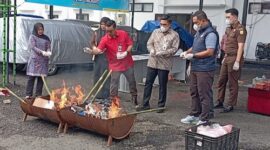 Kejari Tebo saat musnahkan senjata rakitan
