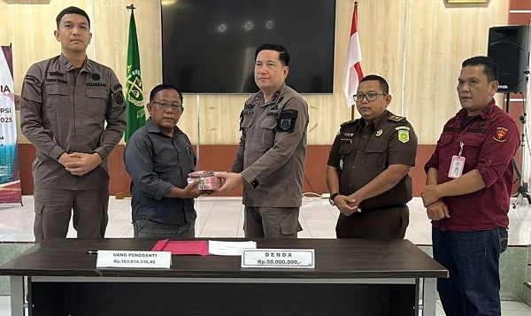 Keluarga Kades Lindung Jaya Kembalikan kerugian Negara Rp 233,9 Juta ke Kejari Sarolangun