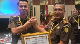 Kasi Pidsus, Yogi Purnomo, SH., MH. saat menerima penghargaan Peringkat I Capaian Kinerja se-wilayah hukum Kejaksaan Tinggi (Kejati) Jambi. 