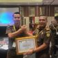 Kasi Pidsus, Yogi Purnomo, SH., MH. saat menerima penghargaan Peringkat I Capaian Kinerja se-wilayah hukum Kejaksaan Tinggi (Kejati) Jambi. 