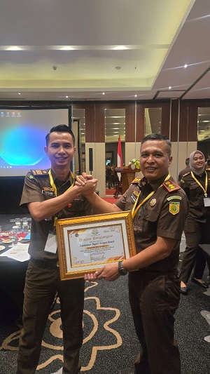 Kasi Pidsus, Yogi Purnomo, SH., MH. saat menerima penghargaan Peringkat I Capaian Kinerja se-wilayah hukum Kejaksaan Tinggi (Kejati) Jambi. 