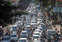 Aktivitas lalu lintas kendaraan di jalan raya