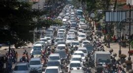 Aktivitas lalu lintas kendaraan di jalan raya