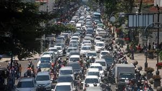 Aktivitas lalu lintas kendaraan di jalan raya