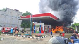 Tampak satu unit mobil terbakar di Salah satu SPBU di Bungo