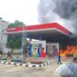 Tampak satu unit mobil terbakar di Salah satu SPBU di Bungo