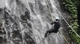 Ilustrasi Foto rappeling ditebing dengan menggunakan prompt Gemini AI