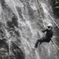 Ilustrasi Foto rappeling ditebing dengan menggunakan prompt Gemini AI