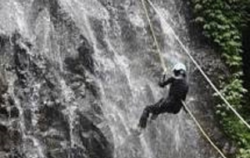 Ilustrasi Foto rappeling ditebing dengan menggunakan prompt Gemini AI