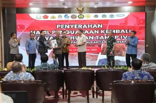 Satuan Tugas Penertiban Kawasan Hutan (Satgas PKH) menyerahkan penagihan denda administratif kehutanan senilai Rp 2,3 triliun kepada negara.