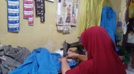 Tampak aktivitas ibu rumah tangga tengah menjahit baju pesanan dari pelanggan.