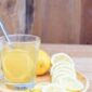 air hangat lemon  salah satu minuman yang bisa tekan darah tinggi jika dikonsumsi setiap pagi