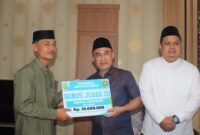 Bupati Bungo,  H. Dedy Putra didampingi Wakil Bupati Bungo menyerahkan bonus kepada peserta dan pelatih Kafilah Musabaqah Tilawatil Qur’an (MTQ) Kabupaten Bungo yang berhasil meraih prestasi pada MTQ Tingkat Provinsi Jambi.