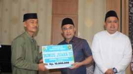Bupati Bungo,  H. Dedy Putra didampingi Wakil Bupati Bungo menyerahkan bonus kepada peserta dan pelatih Kafilah Musabaqah Tilawatil Qur’an (MTQ) Kabupaten Bungo yang berhasil meraih prestasi pada MTQ Tingkat Provinsi Jambi.