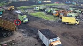 Potongan rekaman CCTV perkelahian yang menyebabkan seorang supir truk batu bara Meninggal Dunia