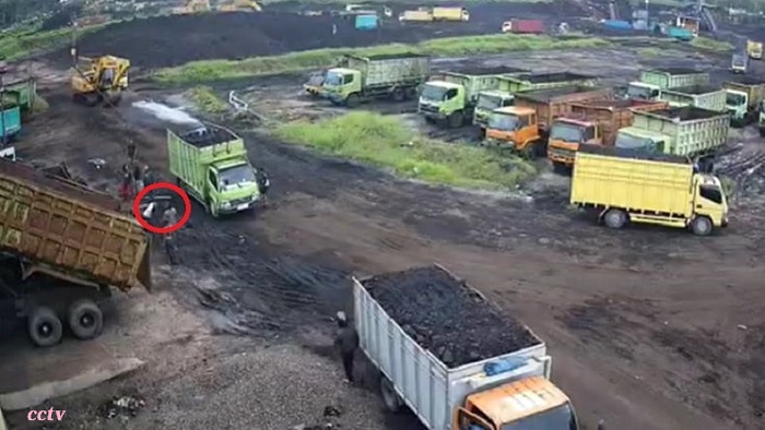 Potongan rekaman CCTV perkelahian yang menyebabkan seorang supir truk batu bara Meninggal Dunia