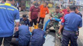drainase tersumbat, lalu lintas jalan simpang mayang terganggu