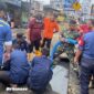 drainase tersumbat, lalu lintas jalan simpang mayang terganggu
