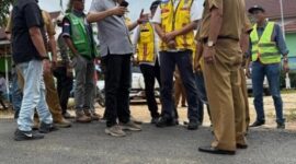 Anggota Komisi V DPR RI dari Daerah Pemilihan Jambi, Edi Purwanto saat meninjau langsung pembangunan Jalan Instruksi Presiden (Inpres) di lima desa Kabupaten Sarolangun