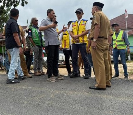 Anggota Komisi V DPR RI dari Daerah Pemilihan Jambi, Edi Purwanto saat meninjau langsung pembangunan Jalan Instruksi Presiden (Inpres) di lima desa Kabupaten Sarolangun