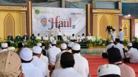 Gubernur Jambi, Al Haris saat menghadiri Haul ke-9 Tuan Guru KH Helmi Abdul Majid yang digelar di Pondok Pesantren Kumpeh Daaru Attauhid