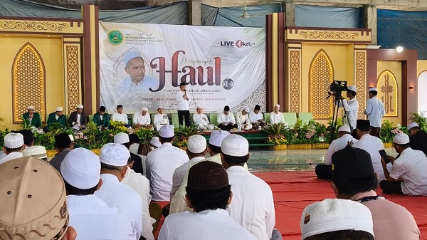 Gubernur Jambi, Al Haris saat menghadiri Haul ke-9 Tuan Guru KH Helmi Abdul Majid yang digelar di Pondok Pesantren Kumpeh Daaru Attauhid