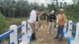 Kepala Dinas Perumahan dan Kawasan Permukiman (Perkim) Kabupaten Tanjung Jabung Timur, Ulfi Rahmad, meninjau pembangunan Jembatan RT 07 Kelurahan Muara Sabak Ilir, Kecamatan Sabak Timur