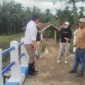 Kepala Dinas Perumahan dan Kawasan Permukiman (Perkim) Kabupaten Tanjung Jabung Timur, Ulfi Rahmad, meninjau pembangunan Jembatan RT 07 Kelurahan Muara Sabak Ilir, Kecamatan Sabak Timur