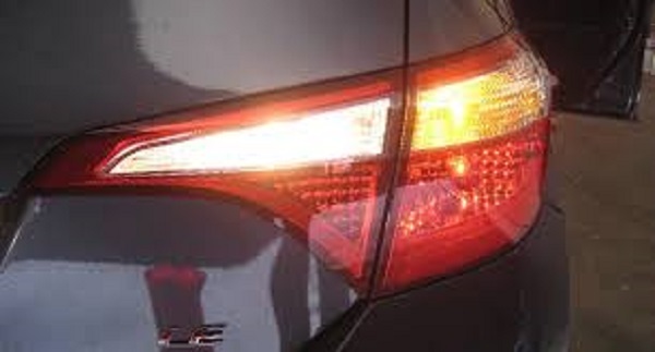 Tips cara menyalakan lampu sein biar aman di persimpangan jalan