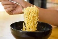 Ilustrasi makanan yang tidak baik dikonsumsi bersama mie instan