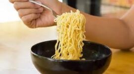 Ilustrasi makanan yang tidak baik dikonsumsi bersama mie instan