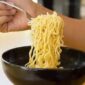 Ilustrasi makanan yang tidak baik dikonsumsi bersama mie instan